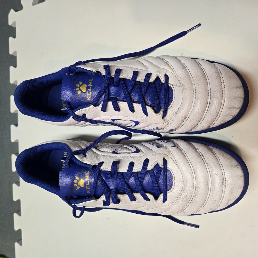 White and Blue Athletic Shoes with Classic Cleat Style